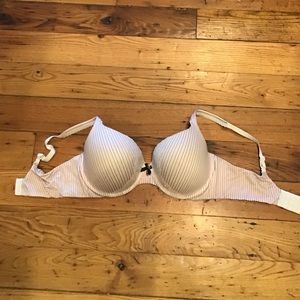 38DD Victoria’s Secret Bra (Lightly used)